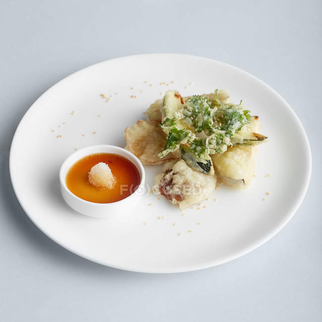 Japanese tempura vegetables with sauce — Stock Photo