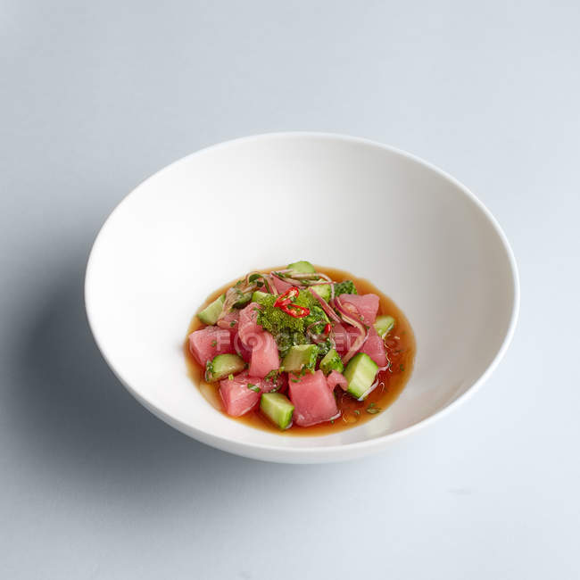 Салат со свежим тунцом и овощами — стоковое фото