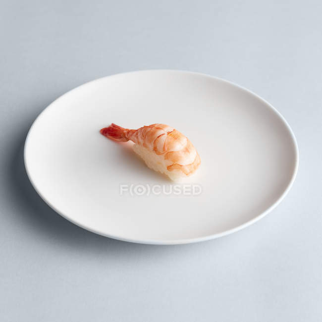 Camarón minimalista nigiri sushi - foto de stock