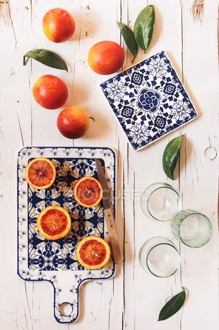 Oranges de sang frais et verres à boire — Photo de stock