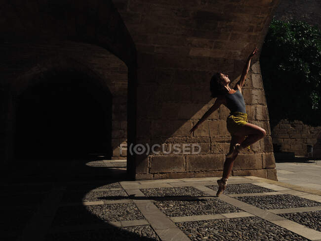 Женщина танцует балет на улице — стоковое фото