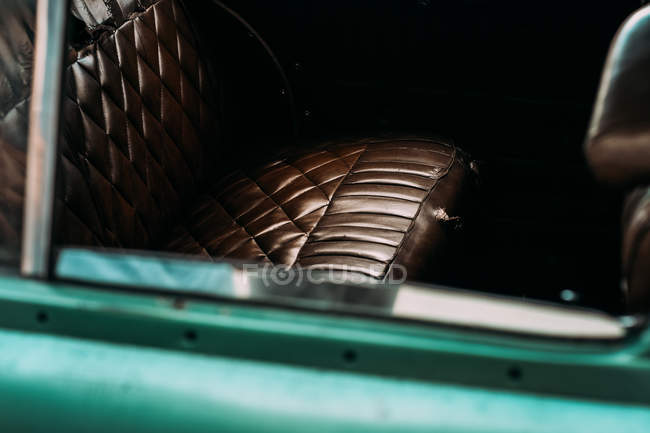 Assento traseiro de couro marrom escuro no carro antigo do vintage — Fotografia de Stock