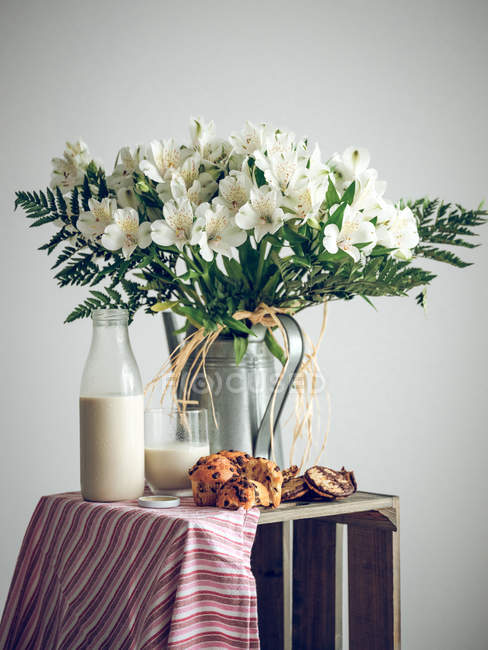 White flowers and breakfast — Stock Photo