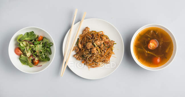 Misosuppe mit Salat und Nudelteller — Stockfoto