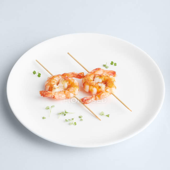 Crevettes tigrées cuites sur bâtonnets — Photo de stock