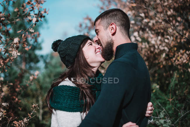 Couple embrassant dans les bois — Photo de stock