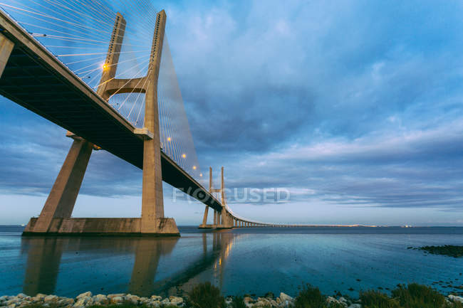 Iluminada ponte Vasco da Gama — Fotografia de Stock