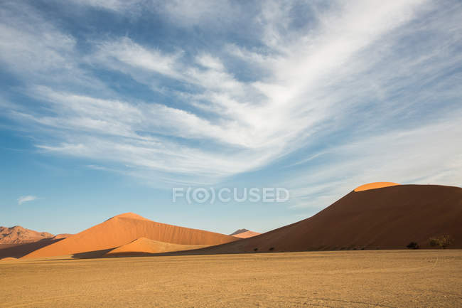 Nubes flotando sobre el desierto - foto de stock