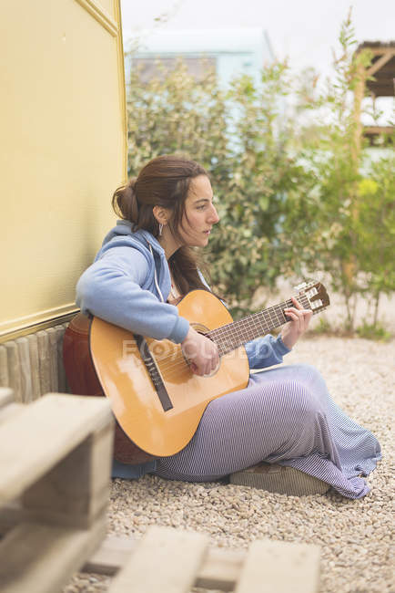 Woman playing guitar — Stock Photo