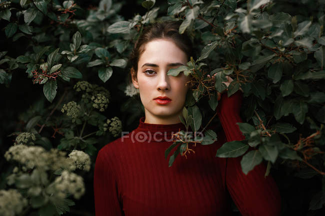 Frau steht im Gebüsch — Stockfoto