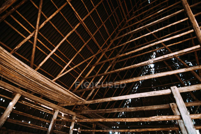 Innenraum der Holzscheune mit Reihen von Tabaktrocknung — Stockfoto
