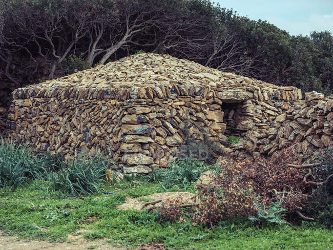 Pequena casa de pedra na natureza — Fotografia de Stock