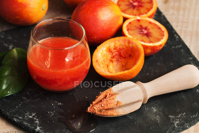 Стакан чёртового апельсинового сока — стоковое фото