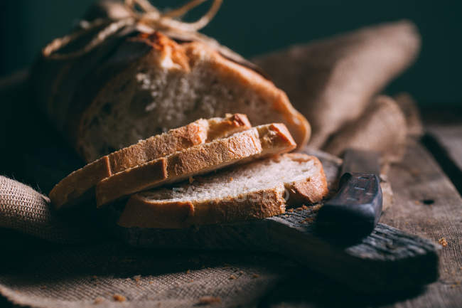 Pão de pão rústico e fatias — Fotografia de Stock