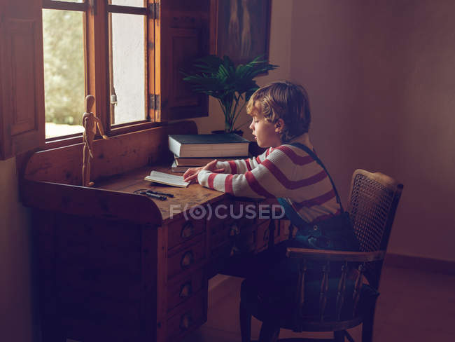 Маленький хлопчик читає книгу — стокове фото