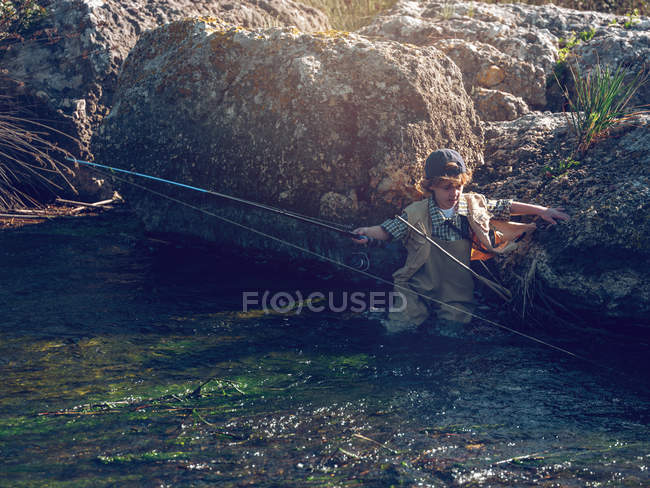 Kleiner Junge steht im Fluss — Stockfoto