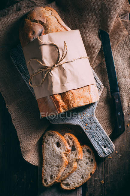 Pan rústico y rebanadas - foto de stock