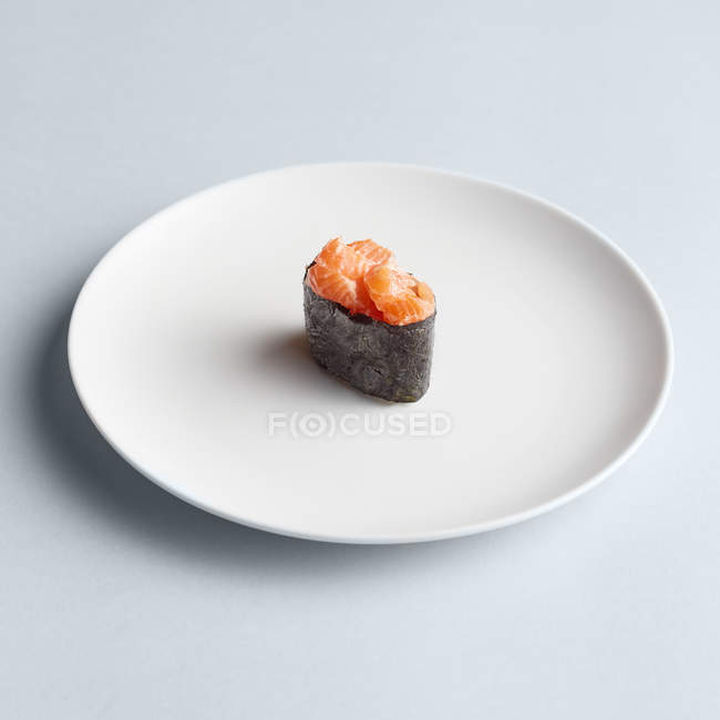 Maki-Sushi mit Lachs auf Teller — Stockfoto