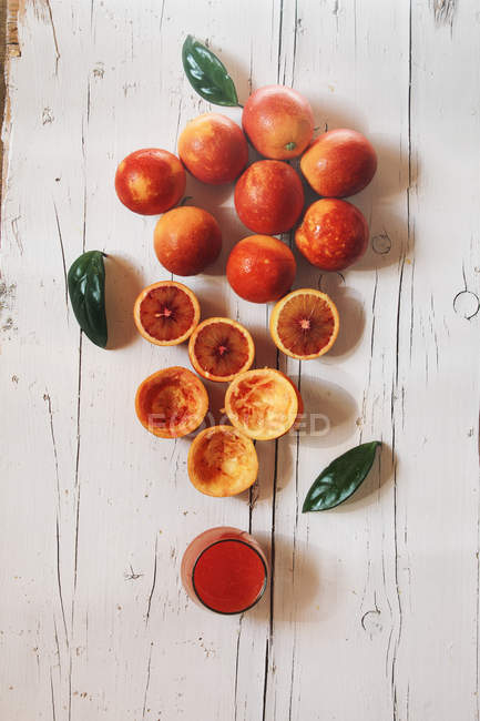 Preparación del jugo de naranja en sangre - foto de stock