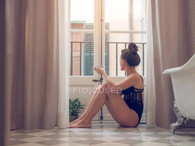 Mujer sentada y relajada en el baño - foto de stock