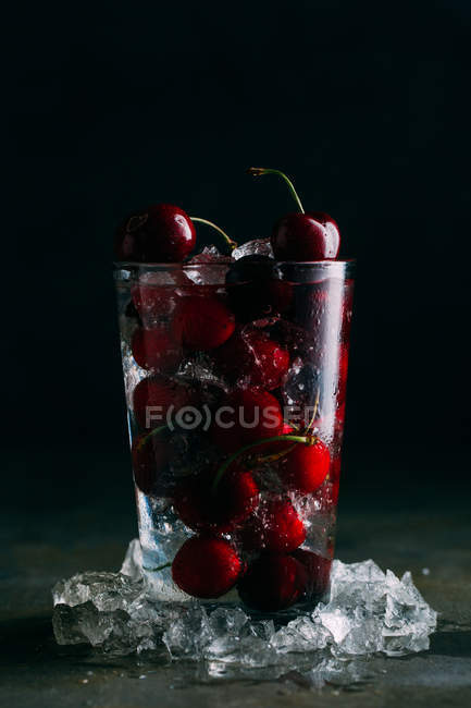 Cerejas frescas em vidro com gelo — Fotografia de Stock