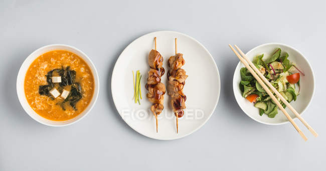Мисо суп с салатом и мясными палочками — стоковое фото