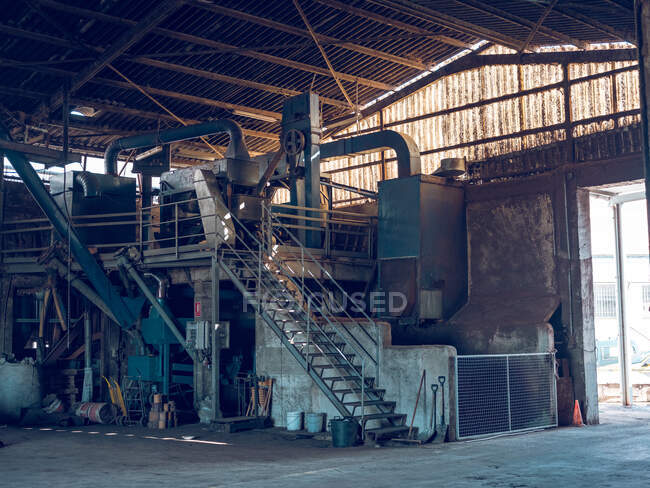Велика машина для обробки карбонового дерева, розміщена на заводі . — стокове фото