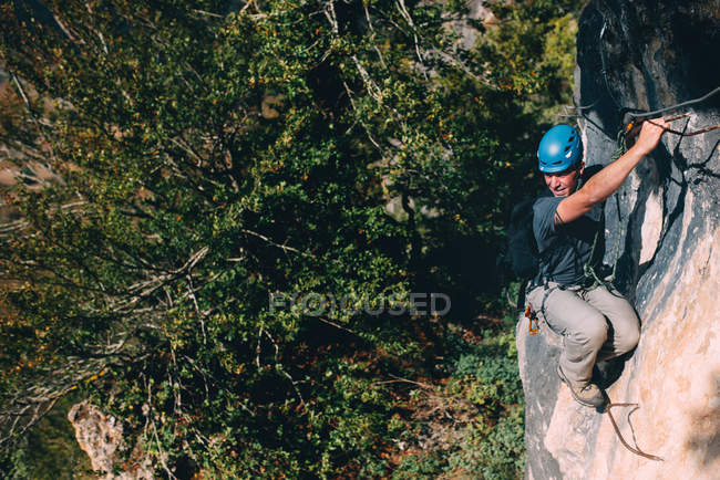 Mann klettert auf Felsen — Stockfoto