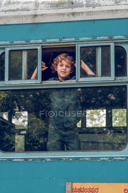 Хлопчик стоїть всередині старого поїзда — стокове фото