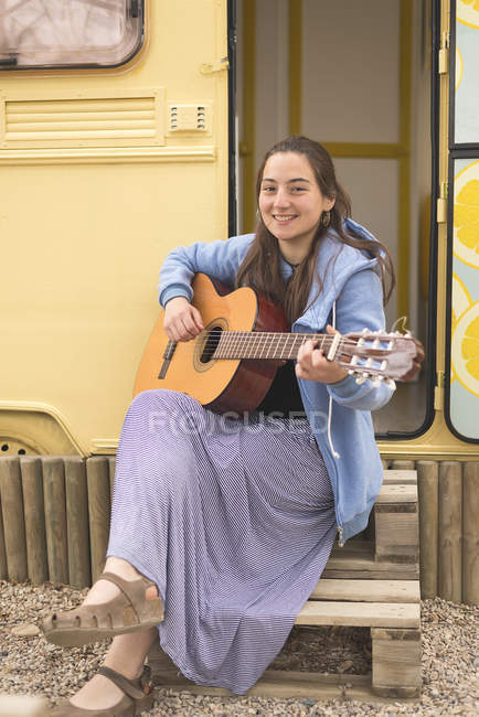 Woman playing guitar — Stock Photo