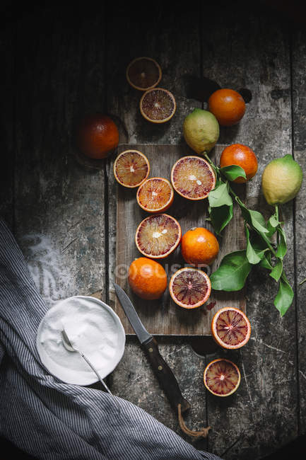 Oranges sanguines coupées en deux — Photo de stock