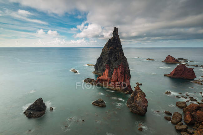 Altos acantilados pedregosos y mar tranquilo, Punta Da Sao, Madeira - foto de stock