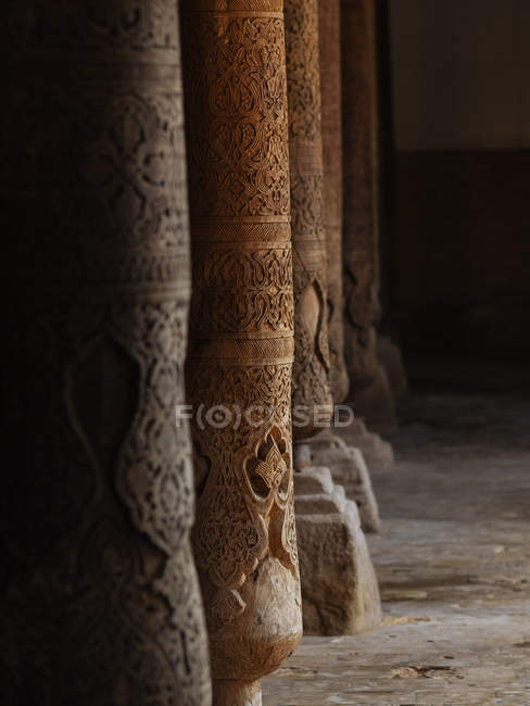 Ornamento en estilo oriental decorando viejas columnas de piedra, Uzbekistán - foto de stock