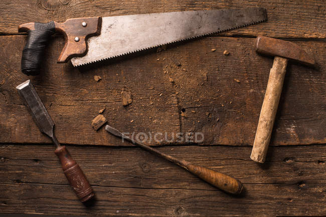 Carpinteiro ferramentas enferrujadas na superfície de madeira — Fotografia de Stock