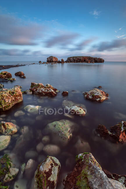 Pôr do sol na costa de Menorca, Espanha — Fotografia de Stock