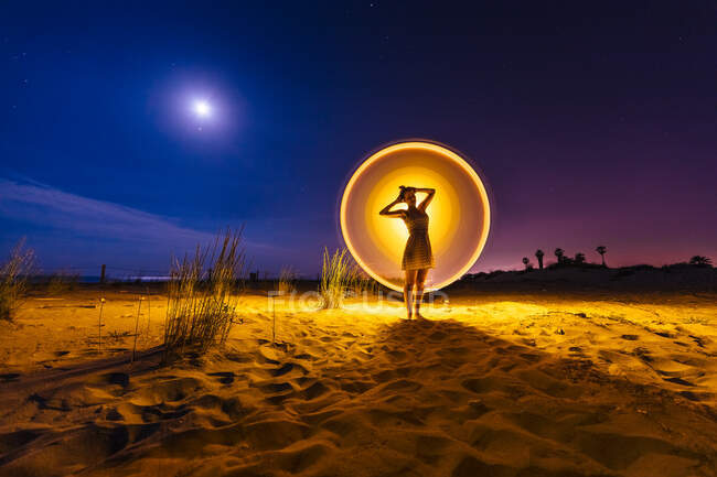 Silhouette einer Frau mit Lichtmalerei — Stockfoto