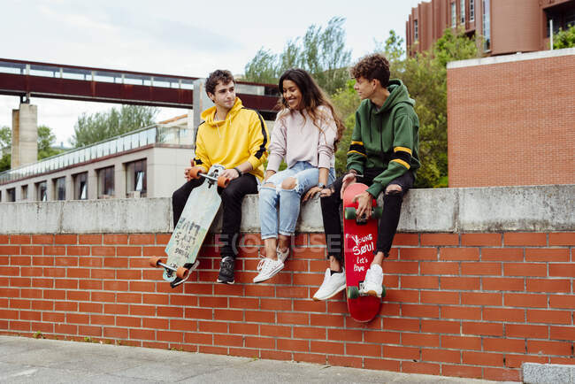 Adolescenti con skateboard sulla recinzione — Foto stock