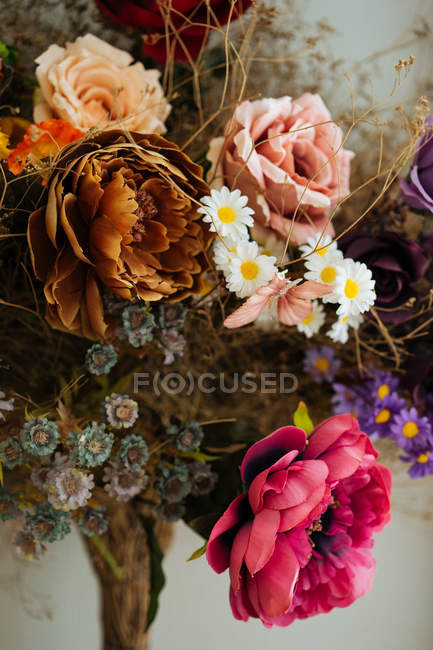 Elegante bouquet di rose fresche vistose e fiori di campo con fiori secchi ed erbe aromatiche — Foto stock