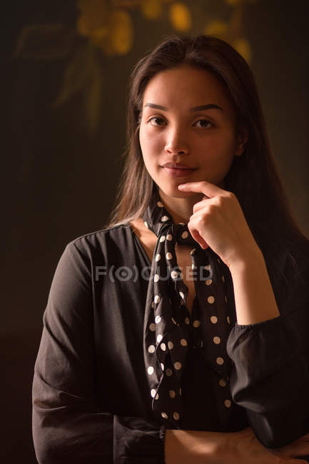 Retrato de confiante asiático mulher com bolinhas-dot pescoço — Fotografia de Stock