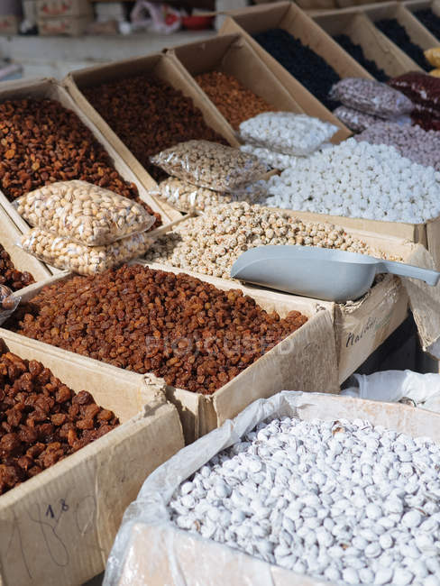 Cajas de especias aromáticas y condimentos en el mercado de los agricultores - foto de stock