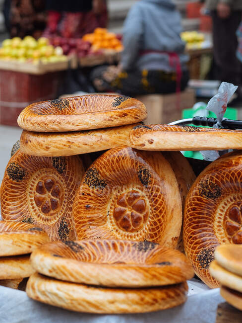 Pila de naan casero pan plano shortbread en el mercado - foto de stock