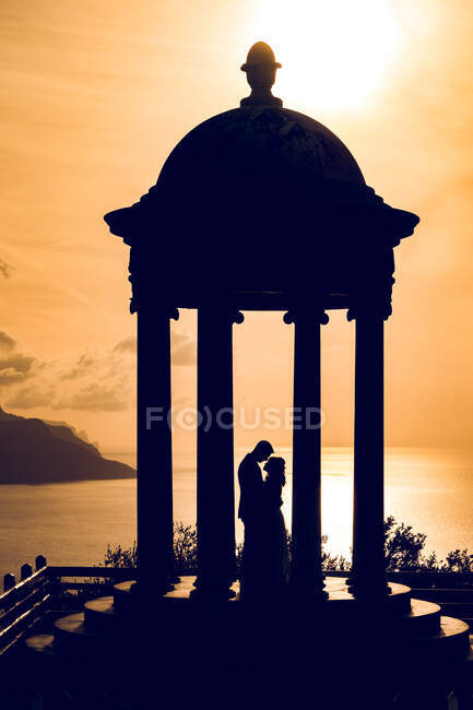 Silhuetas de par de casamento ao pôr-do-sol — Fotografia de Stock