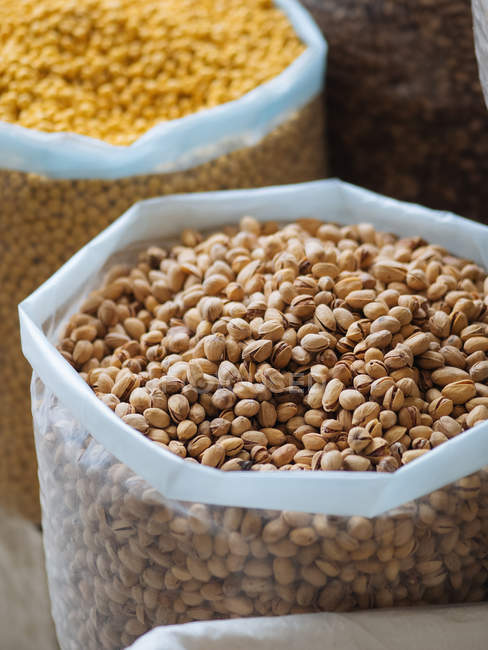 Sacchetti riempiti con vari cereali e spezie aromatiche e condimenti al mercato agricolo — Foto stock