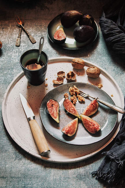 Frische Feigen auf Teller mit Nüssen serviert — Stockfoto