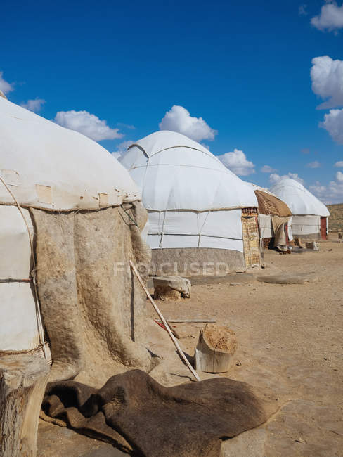 Exterior de tendas nômades tradicionais yurtas em terra seca de terreno, Uzbequistão — Fotografia de Stock