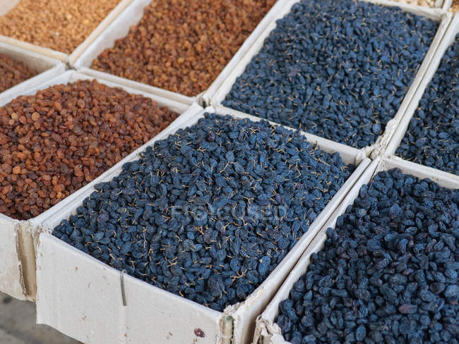 Boxes on brown and black raisins at farmer market — Stock Photo