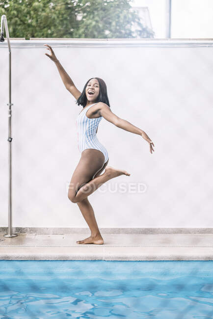 Schöne Afrikanerin im Badeanzug im Pool. — Stockfoto