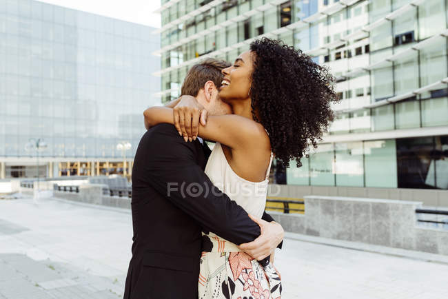 Felice coppia multirazziale abbracciando sulla strada della città insieme — Foto stock