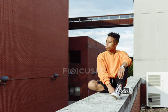 Jeune adolescent ethnique sur le toit — Photo de stock