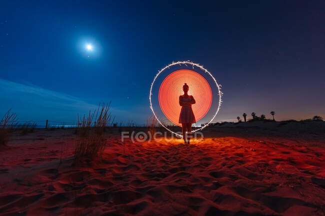Silhouette di donna con Light Painting — Foto stock